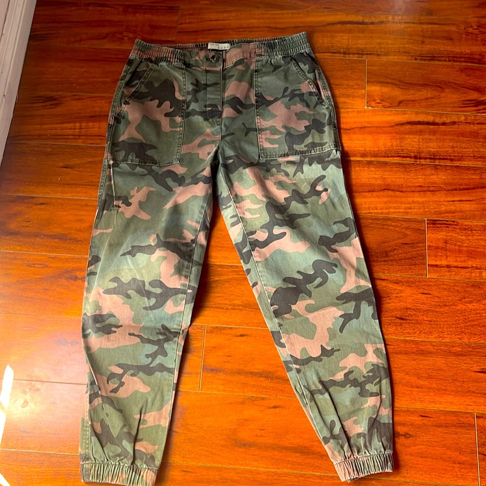 Cotton On Camo Pants | elastic ankle | elastic waist | faux zipper | size 8